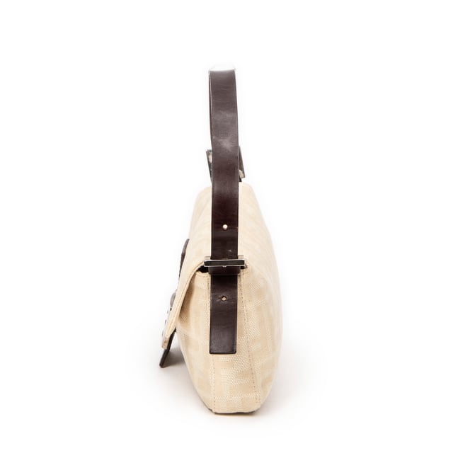 Fendi Bolsos Baguette  Bolso de hombro en Beige/Marrón oscuro Lienzo y Plata hardware. El producto esta en Excelentes Condiciones (A).
  Dimensiones: 26x14x3.5 cm 
  Accesorios incluidos: None
  Notas de Exterior: Ligeros rasguños en la hebilla frontal de cuero
Notas de Interior: Ligeras marcas de suciedad en el bolsillo
Notas de la correa/asa: "Ligeramente descolorido, pequeña grieta"
  BrandCo Paris encuentra artículos raros y en las mejores condiciones a precios increíbles. ¡Vale la pena tener paciencia! Compra con confianza: todos los artículos de BrandCo Paris son seleccionados y autenticados cuidadosamente por nuestro equipo de expertos.
  Todos los artículos vienen con un certificado de autenticidad y un embalaje entregado por BrandCo Paris.
  Tabla de clasificación de la condición del artículo
  N (como nuevo)
  AA (perfecto estado)
  A (excelente estado)
  AB (muy buen estado)
  B (bueno/regular)
