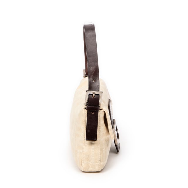 Fendi Bolsos Baguette  Bolso de hombro en Beige/Marrón oscuro Lienzo y Plata hardware. El producto esta en Excelentes Condiciones (A).
  Dimensiones: 26x14x3.5 cm 
  Accesorios incluidos: None
  Notas de Exterior: Ligeros rasguños en la hebilla frontal de cuero
Notas de Interior: Ligeras marcas de suciedad en el bolsillo
Notas de la correa/asa: "Ligeramente descolorido, pequeña grieta"
  BrandCo Paris encuentra artículos raros y en las mejores condiciones a precios increíbles. ¡Vale la pena tener paciencia! Compra con confianza: todos los artículos de BrandCo Paris son seleccionados y autenticados cuidadosamente por nuestro equipo de expertos.
  Todos los artículos vienen con un certificado de autenticidad y un embalaje entregado por BrandCo Paris.
  Tabla de clasificación de la condición del artículo
  N (como nuevo)
  AA (perfecto estado)
  A (excelente estado)
  AB (muy buen estado)
  B (bueno/regular)