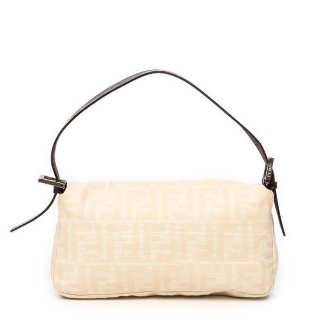 Fendi Bolsos Baguette  Bolso de hombro en Beige/Marrón oscuro Lienzo y Plata hardware. El producto esta en Excelentes Condiciones (A).
  Dimensiones: 26x14x3.5 cm 
  Accesorios incluidos: None
  Notas de Exterior: Ligeros rasguños en la hebilla frontal de cuero
Notas de Interior: Ligeras marcas de suciedad en el bolsillo
Notas de la correa/asa: "Ligeramente descolorido, pequeña grieta"
  BrandCo Paris encuentra artículos raros y en las mejores condiciones a precios increíbles. ¡Vale la pena tener paciencia! Compra con confianza: todos los artículos de BrandCo Paris son seleccionados y autenticados cuidadosamente por nuestro equipo de expertos.
  Todos los artículos vienen con un certificado de autenticidad y un embalaje entregado por BrandCo Paris.
  Tabla de clasificación de la condición del artículo
  N (como nuevo)
  AA (perfecto estado)
  A (excelente estado)
  AB (muy buen estado)
  B (bueno/regular)
