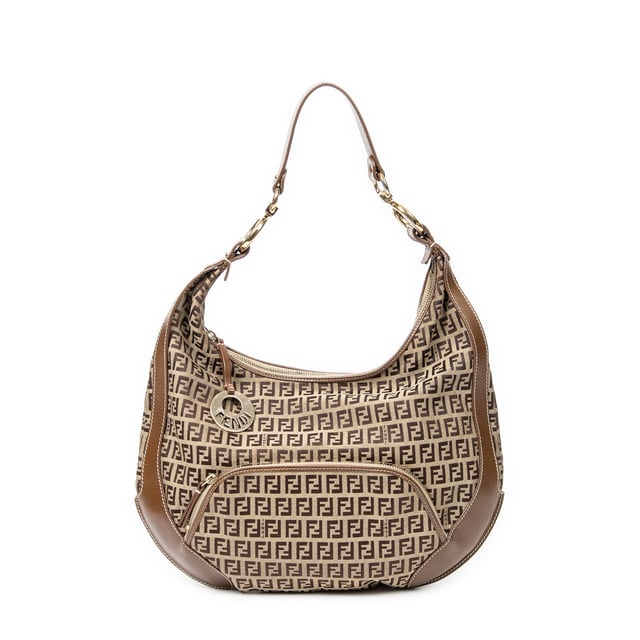 Fendi Bolsos Front Pocket Chef Hobo  Bolso de hombro en Beige/Marrón Lienzo y Oro hardware. El producto esta en Excelentes Condiciones (A).
  Dimensiones: 38x30x3 cm 
  Accesorios incluidos: None
  Notas de Hardware: " Ligeros rasguños, ligeramente descolorido"
  BrandCo Paris encuentra artículos raros y en las mejores condiciones a precios increíbles. ¡Vale la pena tener paciencia! Compra con confianza: todos los artículos de BrandCo Paris son seleccionados y autenticados cuidadosamente por nuestro equipo de expertos.
  Todos los artículos vienen con un certificado de autenticidad y un embalaje entregado por BrandCo Paris.
  Tabla de clasificación de la condición del artículo
  N (como nuevo)
  AA (perfecto estado)
  A (excelente estado)
  AB (muy buen estado)
  B (bueno/regular)