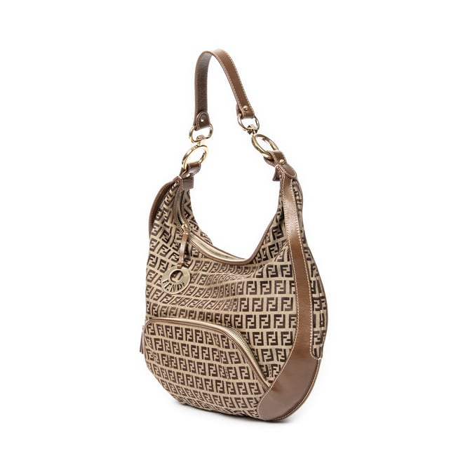 Fendi Bolsos Front Pocket Chef Hobo  Bolso de hombro en Beige/Marrón Lienzo y Oro hardware. El producto esta en Excelentes Condiciones (A).
  Dimensiones: 38x30x3 cm 
  Accesorios incluidos: None
  Notas de Hardware: " Ligeros rasguños, ligeramente descolorido"
  BrandCo Paris encuentra artículos raros y en las mejores condiciones a precios increíbles. ¡Vale la pena tener paciencia! Compra con confianza: todos los artículos de BrandCo Paris son seleccionados y autenticados cuidadosamente por nuestro equipo de expertos.
  Todos los artículos vienen con un certificado de autenticidad y un embalaje entregado por BrandCo Paris.
  Tabla de clasificación de la condición del artículo
  N (como nuevo)
  AA (perfecto estado)
  A (excelente estado)
  AB (muy buen estado)
  B (bueno/regular)