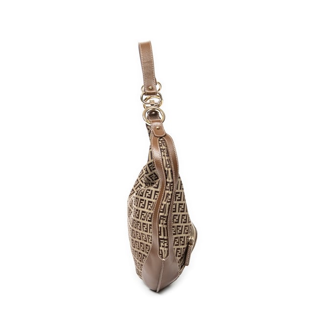 Fendi Bolsos Front Pocket Chef Hobo  Bolso de hombro en Beige/Marrón Lienzo y Oro hardware. El producto esta en Excelentes Condiciones (A).
  Dimensiones: 38x30x3 cm 
  Accesorios incluidos: None
  Notas de Hardware: " Ligeros rasguños, ligeramente descolorido"
  BrandCo Paris encuentra artículos raros y en las mejores condiciones a precios increíbles. ¡Vale la pena tener paciencia! Compra con confianza: todos los artículos de BrandCo Paris son seleccionados y autenticados cuidadosamente por nuestro equipo de expertos.
  Todos los artículos vienen con un certificado de autenticidad y un embalaje entregado por BrandCo Paris.
  Tabla de clasificación de la condición del artículo
  N (como nuevo)
  AA (perfecto estado)
  A (excelente estado)
  AB (muy buen estado)
  B (bueno/regular)