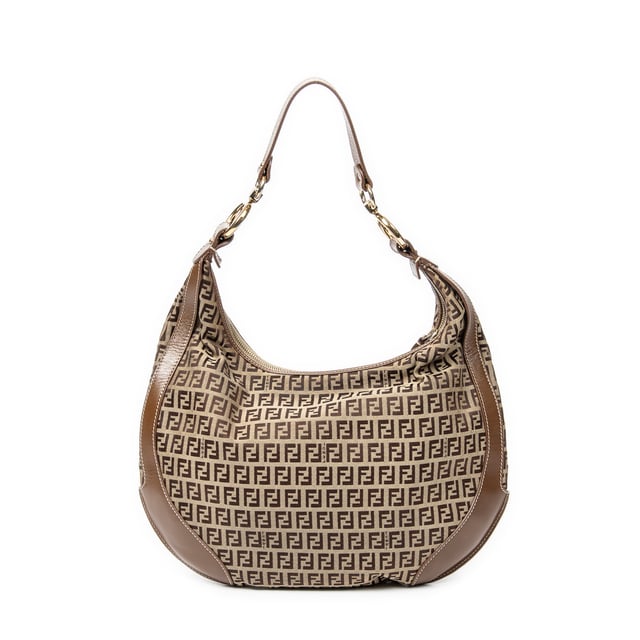 Fendi Bolsos Front Pocket Chef Hobo  Bolso de hombro en Beige/Marrón Lienzo y Oro hardware. El producto esta en Excelentes Condiciones (A).
  Dimensiones: 38x30x3 cm 
  Accesorios incluidos: None
  Notas de Hardware: " Ligeros rasguños, ligeramente descolorido"
  BrandCo Paris encuentra artículos raros y en las mejores condiciones a precios increíbles. ¡Vale la pena tener paciencia! Compra con confianza: todos los artículos de BrandCo Paris son seleccionados y autenticados cuidadosamente por nuestro equipo de expertos.
  Todos los artículos vienen con un certificado de autenticidad y un embalaje entregado por BrandCo Paris.
  Tabla de clasificación de la condición del artículo
  N (como nuevo)
  AA (perfecto estado)
  A (excelente estado)
  AB (muy buen estado)
  B (bueno/regular)