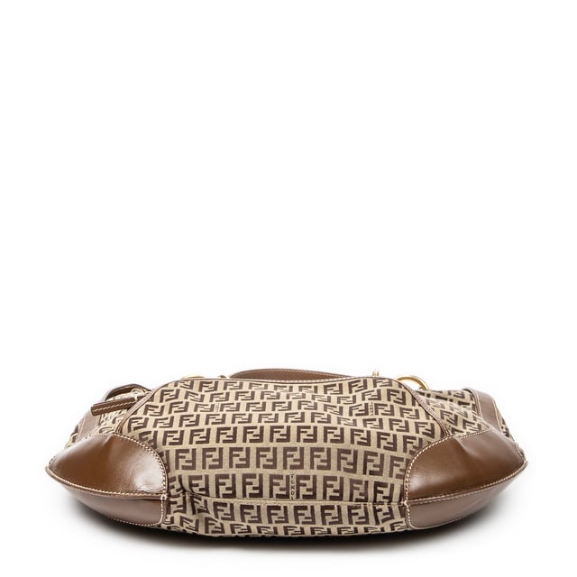 Fendi Bolsos Front Pocket Chef Hobo  Bolso de hombro en Beige/Marrón Lienzo y Oro hardware. El producto esta en Excelentes Condiciones (A).
  Dimensiones: 38x30x3 cm 
  Accesorios incluidos: None
  Notas de Hardware: " Ligeros rasguños, ligeramente descolorido"
  BrandCo Paris encuentra artículos raros y en las mejores condiciones a precios increíbles. ¡Vale la pena tener paciencia! Compra con confianza: todos los artículos de BrandCo Paris son seleccionados y autenticados cuidadosamente por nuestro equipo de expertos.
  Todos los artículos vienen con un certificado de autenticidad y un embalaje entregado por BrandCo Paris.
  Tabla de clasificación de la condición del artículo
  N (como nuevo)
  AA (perfecto estado)
  A (excelente estado)
  AB (muy buen estado)
  B (bueno/regular)
