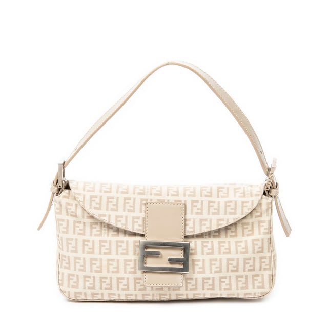 Fendi Bolsos Fold Over Baguette  Bolso de hombro en Beige/Taupe Lienzo y Plata hardware. El producto esta en Excelentes Condiciones (A).
  Dimensiones: 26x14x8.5 cm 
  Accesorios incluidos: None
  Notas de Exterior: Manchas leves
  BrandCo Paris encuentra artículos raros y en las mejores condiciones a precios increíbles. ¡Vale la pena tener paciencia! Compra con confianza: todos los artículos de BrandCo Paris son seleccionados y autenticados cuidadosamente por nuestro equipo de expertos.
  Todos los artículos vienen con un certificado de autenticidad y un embalaje entregado por BrandCo Paris.
  Tabla de clasificación de la condición del artículo
  N (como nuevo)
  AA (perfecto estado)
  A (excelente estado)
  AB (muy buen estado)
  B (bueno/regular)