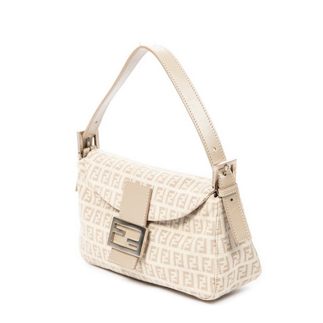 Fendi Bolsos Fold Over Baguette  Bolso de hombro en Beige/Taupe Lienzo y Plata hardware. El producto esta en Excelentes Condiciones (A).
  Dimensiones: 26x14x8.5 cm 
  Accesorios incluidos: None
  Notas de Exterior: Manchas leves
  BrandCo Paris encuentra artículos raros y en las mejores condiciones a precios increíbles. ¡Vale la pena tener paciencia! Compra con confianza: todos los artículos de BrandCo Paris son seleccionados y autenticados cuidadosamente por nuestro equipo de expertos.
  Todos los artículos vienen con un certificado de autenticidad y un embalaje entregado por BrandCo Paris.
  Tabla de clasificación de la condición del artículo
  N (como nuevo)
  AA (perfecto estado)
  A (excelente estado)
  AB (muy buen estado)
  B (bueno/regular)