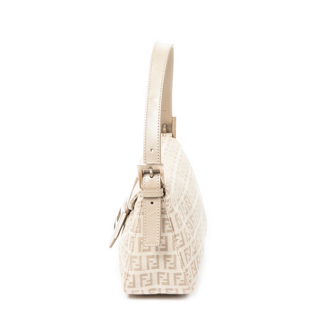 Fendi Bolsos Fold Over Baguette  Bolso de hombro en Beige/Taupe Lienzo y Plata hardware. El producto esta en Excelentes Condiciones (A).
  Dimensiones: 26x14x8.5 cm 
  Accesorios incluidos: None
  Notas de Exterior: Manchas leves
  BrandCo Paris encuentra artículos raros y en las mejores condiciones a precios increíbles. ¡Vale la pena tener paciencia! Compra con confianza: todos los artículos de BrandCo Paris son seleccionados y autenticados cuidadosamente por nuestro equipo de expertos.
  Todos los artículos vienen con un certificado de autenticidad y un embalaje entregado por BrandCo Paris.
  Tabla de clasificación de la condición del artículo
  N (como nuevo)
  AA (perfecto estado)
  A (excelente estado)
  AB (muy buen estado)
  B (bueno/regular)