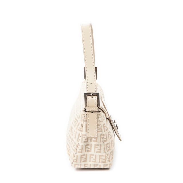 Fendi Bolsos Fold Over Baguette  Bolso de hombro en Beige/Taupe Lienzo y Plata hardware. El producto esta en Excelentes Condiciones (A).
  Dimensiones: 26x14x8.5 cm 
  Accesorios incluidos: None
  Notas de Exterior: Manchas leves
  BrandCo Paris encuentra artículos raros y en las mejores condiciones a precios increíbles. ¡Vale la pena tener paciencia! Compra con confianza: todos los artículos de BrandCo Paris son seleccionados y autenticados cuidadosamente por nuestro equipo de expertos.
  Todos los artículos vienen con un certificado de autenticidad y un embalaje entregado por BrandCo Paris.
  Tabla de clasificación de la condición del artículo
  N (como nuevo)
  AA (perfecto estado)
  A (excelente estado)
  AB (muy buen estado)
  B (bueno/regular)