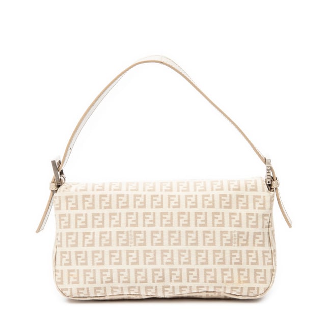 Fendi Bolsos Fold Over Baguette  Bolso de hombro en Beige/Taupe Lienzo y Plata hardware. El producto esta en Excelentes Condiciones (A).
  Dimensiones: 26x14x8.5 cm 
  Accesorios incluidos: None
  Notas de Exterior: Manchas leves
  BrandCo Paris encuentra artículos raros y en las mejores condiciones a precios increíbles. ¡Vale la pena tener paciencia! Compra con confianza: todos los artículos de BrandCo Paris son seleccionados y autenticados cuidadosamente por nuestro equipo de expertos.
  Todos los artículos vienen con un certificado de autenticidad y un embalaje entregado por BrandCo Paris.
  Tabla de clasificación de la condición del artículo
  N (como nuevo)
  AA (perfecto estado)
  A (excelente estado)
  AB (muy buen estado)
  B (bueno/regular)