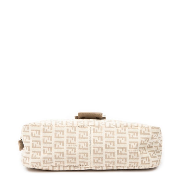 Fendi Bolsos Fold Over Baguette  Bolso de hombro en Beige/Taupe Lienzo y Plata hardware. El producto esta en Excelentes Condiciones (A).
  Dimensiones: 26x14x8.5 cm 
  Accesorios incluidos: None
  Notas de Exterior: Manchas leves
  BrandCo Paris encuentra artículos raros y en las mejores condiciones a precios increíbles. ¡Vale la pena tener paciencia! Compra con confianza: todos los artículos de BrandCo Paris son seleccionados y autenticados cuidadosamente por nuestro equipo de expertos.
  Todos los artículos vienen con un certificado de autenticidad y un embalaje entregado por BrandCo Paris.
  Tabla de clasificación de la condición del artículo
  N (como nuevo)
  AA (perfecto estado)
  A (excelente estado)
  AB (muy buen estado)
  B (bueno/regular)
