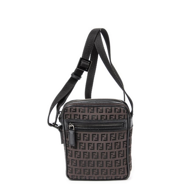 Fendi Bolsos Front Pocket Crossbody  Bolso de hombro en Marrón oscuro/Negro Lienzo y Plata hardware. El producto esta en Excelentes Condiciones (A).
  Dimensiones: 15x18x3 cm 
  Accesorios incluidos: None
  
  BrandCo Paris encuentra artículos raros y en las mejores condiciones a precios increíbles. ¡Vale la pena tener paciencia! Compra con confianza: todos los artículos de BrandCo Paris son seleccionados y autenticados cuidadosamente por nuestro equipo de expertos.
  Todos los artículos vienen con un certificado de autenticidad y un embalaje entregado por BrandCo Paris.
  Tabla de clasificación de la condición del artículo
  N (como nuevo)
  AA (perfecto estado)
  A (excelente estado)
  AB (muy buen estado)
  B (bueno/regular)