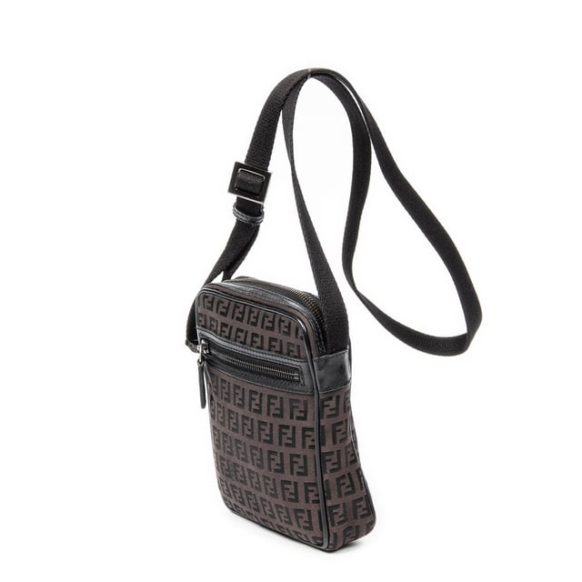 Fendi Bolsos Front Pocket Crossbody  Bolso de hombro en Marrón oscuro/Negro Lienzo y Plata hardware. El producto esta en Excelentes Condiciones (A).
  Dimensiones: 15x18x3 cm 
  Accesorios incluidos: None
  
  BrandCo Paris encuentra artículos raros y en las mejores condiciones a precios increíbles. ¡Vale la pena tener paciencia! Compra con confianza: todos los artículos de BrandCo Paris son seleccionados y autenticados cuidadosamente por nuestro equipo de expertos.
  Todos los artículos vienen con un certificado de autenticidad y un embalaje entregado por BrandCo Paris.
  Tabla de clasificación de la condición del artículo
  N (como nuevo)
  AA (perfecto estado)
  A (excelente estado)
  AB (muy buen estado)
  B (bueno/regular)