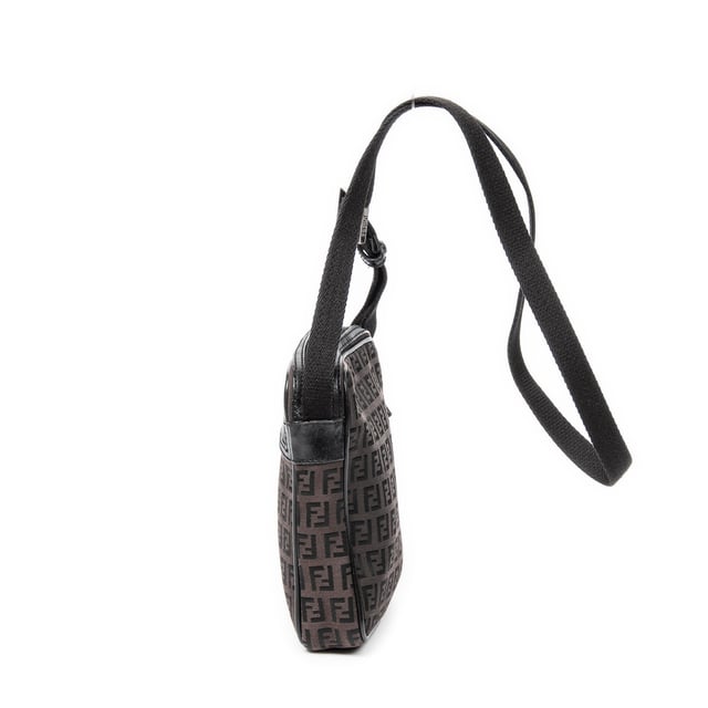 Fendi Bolsos Front Pocket Crossbody  Bolso de hombro en Marrón oscuro/Negro Lienzo y Plata hardware. El producto esta en Excelentes Condiciones (A).
  Dimensiones: 15x18x3 cm 
  Accesorios incluidos: None
  
  BrandCo Paris encuentra artículos raros y en las mejores condiciones a precios increíbles. ¡Vale la pena tener paciencia! Compra con confianza: todos los artículos de BrandCo Paris son seleccionados y autenticados cuidadosamente por nuestro equipo de expertos.
  Todos los artículos vienen con un certificado de autenticidad y un embalaje entregado por BrandCo Paris.
  Tabla de clasificación de la condición del artículo
  N (como nuevo)
  AA (perfecto estado)
  A (excelente estado)
  AB (muy buen estado)
  B (bueno/regular)