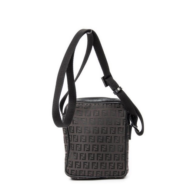 Fendi Bolsos Front Pocket Crossbody  Bolso de hombro en Marrón oscuro/Negro Lienzo y Plata hardware. El producto esta en Excelentes Condiciones (A).
  Dimensiones: 15x18x3 cm 
  Accesorios incluidos: None
  
  BrandCo Paris encuentra artículos raros y en las mejores condiciones a precios increíbles. ¡Vale la pena tener paciencia! Compra con confianza: todos los artículos de BrandCo Paris son seleccionados y autenticados cuidadosamente por nuestro equipo de expertos.
  Todos los artículos vienen con un certificado de autenticidad y un embalaje entregado por BrandCo Paris.
  Tabla de clasificación de la condición del artículo
  N (como nuevo)
  AA (perfecto estado)
  A (excelente estado)
  AB (muy buen estado)
  B (bueno/regular)