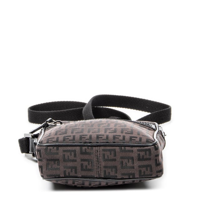 Fendi Bolsos Front Pocket Crossbody  Bolso de hombro en Marrón oscuro/Negro Lienzo y Plata hardware. El producto esta en Excelentes Condiciones (A).
  Dimensiones: 15x18x3 cm 
  Accesorios incluidos: None
  
  BrandCo Paris encuentra artículos raros y en las mejores condiciones a precios increíbles. ¡Vale la pena tener paciencia! Compra con confianza: todos los artículos de BrandCo Paris son seleccionados y autenticados cuidadosamente por nuestro equipo de expertos.
  Todos los artículos vienen con un certificado de autenticidad y un embalaje entregado por BrandCo Paris.
  Tabla de clasificación de la condición del artículo
  N (como nuevo)
  AA (perfecto estado)
  A (excelente estado)
  AB (muy buen estado)
  B (bueno/regular)