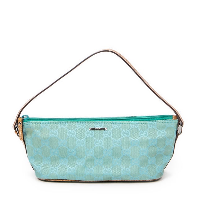 Gucci Bolsos Boat Pochette  Bolso de hombro en Verde azulado/Tan Lienzo y Plata hardware. El producto esta en Excelentes Condiciones (A).
  Dimensiones: 22x10x6 cm 
  Accesorios incluidos: None
  
  BrandCo Paris encuentra artículos raros y en las mejores condiciones a precios increíbles. ¡Vale la pena tener paciencia! Compra con confianza: todos los artículos de BrandCo Paris son seleccionados y autenticados cuidadosamente por nuestro equipo de expertos.
  Todos los artículos vienen con un certificado de autenticidad y un embalaje entregado por BrandCo Paris.
  Tabla de clasificación de la condición del artículo
  N (como nuevo)
  AA (perfecto estado)
  A (excelente estado)
  AB (muy buen estado)
  B (bueno/regular)