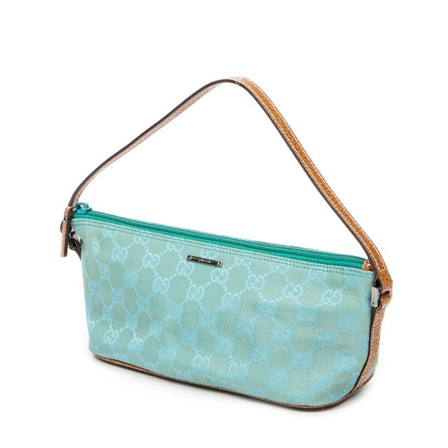 Gucci Bolsos Boat Pochette  Bolso de hombro en Verde azulado/Tan Lienzo y Plata hardware. El producto esta en Excelentes Condiciones (A).
  Dimensiones: 22x10x6 cm 
  Accesorios incluidos: None
  
  BrandCo Paris encuentra artículos raros y en las mejores condiciones a precios increíbles. ¡Vale la pena tener paciencia! Compra con confianza: todos los artículos de BrandCo Paris son seleccionados y autenticados cuidadosamente por nuestro equipo de expertos.
  Todos los artículos vienen con un certificado de autenticidad y un embalaje entregado por BrandCo Paris.
  Tabla de clasificación de la condición del artículo
  N (como nuevo)
  AA (perfecto estado)
  A (excelente estado)
  AB (muy buen estado)
  B (bueno/regular)