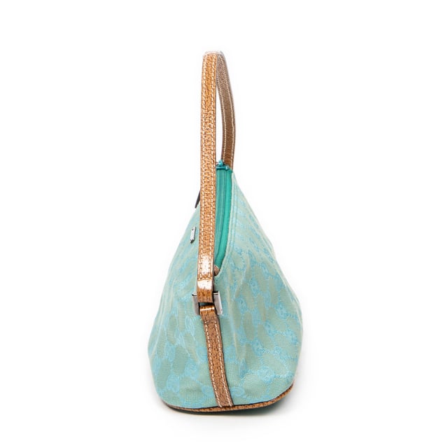 Gucci Bolsos Boat Pochette  Bolso de hombro en Verde azulado/Tan Lienzo y Plata hardware. El producto esta en Excelentes Condiciones (A).
  Dimensiones: 22x10x6 cm 
  Accesorios incluidos: None
  
  BrandCo Paris encuentra artículos raros y en las mejores condiciones a precios increíbles. ¡Vale la pena tener paciencia! Compra con confianza: todos los artículos de BrandCo Paris son seleccionados y autenticados cuidadosamente por nuestro equipo de expertos.
  Todos los artículos vienen con un certificado de autenticidad y un embalaje entregado por BrandCo Paris.
  Tabla de clasificación de la condición del artículo
  N (como nuevo)
  AA (perfecto estado)
  A (excelente estado)
  AB (muy buen estado)
  B (bueno/regular)