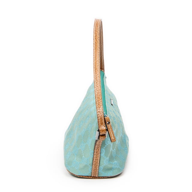 Gucci Bolsos Boat Pochette  Bolso de hombro en Verde azulado/Tan Lienzo y Plata hardware. El producto esta en Excelentes Condiciones (A).
  Dimensiones: 22x10x6 cm 
  Accesorios incluidos: None
  
  BrandCo Paris encuentra artículos raros y en las mejores condiciones a precios increíbles. ¡Vale la pena tener paciencia! Compra con confianza: todos los artículos de BrandCo Paris son seleccionados y autenticados cuidadosamente por nuestro equipo de expertos.
  Todos los artículos vienen con un certificado de autenticidad y un embalaje entregado por BrandCo Paris.
  Tabla de clasificación de la condición del artículo
  N (como nuevo)
  AA (perfecto estado)
  A (excelente estado)
  AB (muy buen estado)
  B (bueno/regular)