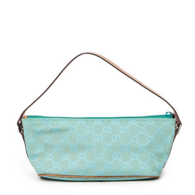 Gucci Bolsos Boat Pochette  Bolso de hombro en Verde azulado/Tan Lienzo y Plata hardware. El producto esta en Excelentes Condiciones (A).
  Dimensiones: 22x10x6 cm 
  Accesorios incluidos: None
  
  BrandCo Paris encuentra artículos raros y en las mejores condiciones a precios increíbles. ¡Vale la pena tener paciencia! Compra con confianza: todos los artículos de BrandCo Paris son seleccionados y autenticados cuidadosamente por nuestro equipo de expertos.
  Todos los artículos vienen con un certificado de autenticidad y un embalaje entregado por BrandCo Paris.
  Tabla de clasificación de la condición del artículo
  N (como nuevo)
  AA (perfecto estado)
  A (excelente estado)
  AB (muy buen estado)
  B (bueno/regular)