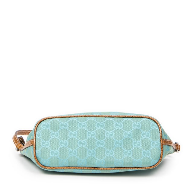 Gucci Bolsos Boat Pochette  Bolso de hombro en Verde azulado/Tan Lienzo y Plata hardware. El producto esta en Excelentes Condiciones (A).
  Dimensiones: 22x10x6 cm 
  Accesorios incluidos: None
  
  BrandCo Paris encuentra artículos raros y en las mejores condiciones a precios increíbles. ¡Vale la pena tener paciencia! Compra con confianza: todos los artículos de BrandCo Paris son seleccionados y autenticados cuidadosamente por nuestro equipo de expertos.
  Todos los artículos vienen con un certificado de autenticidad y un embalaje entregado por BrandCo Paris.
  Tabla de clasificación de la condición del artículo
  N (como nuevo)
  AA (perfecto estado)
  A (excelente estado)
  AB (muy buen estado)
  B (bueno/regular)