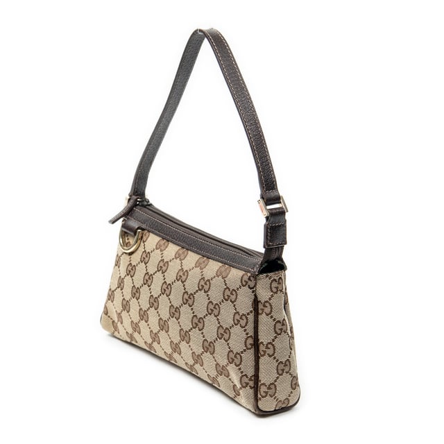 Gucci Bolsos D-Ring Zip Pochette  Bolso de hombro en Beige/Marrón Lienzo y Oro hardware. El producto esta en Excelentes Condiciones (A).
  Dimensiones: 23x11x5 cm 
  Accesorios incluidos: None
  
  BrandCo Paris encuentra artículos raros y en las mejores condiciones a precios increíbles. ¡Vale la pena tener paciencia! Compra con confianza: todos los artículos de BrandCo Paris son seleccionados y autenticados cuidadosamente por nuestro equipo de expertos.
  Todos los artículos vienen con un certificado de autenticidad y un embalaje entregado por BrandCo Paris.
  Tabla de clasificación de la condición del artículo
  N (como nuevo)
  AA (perfecto estado)
  A (excelente estado)
  AB (muy buen estado)
  B (bueno/regular)