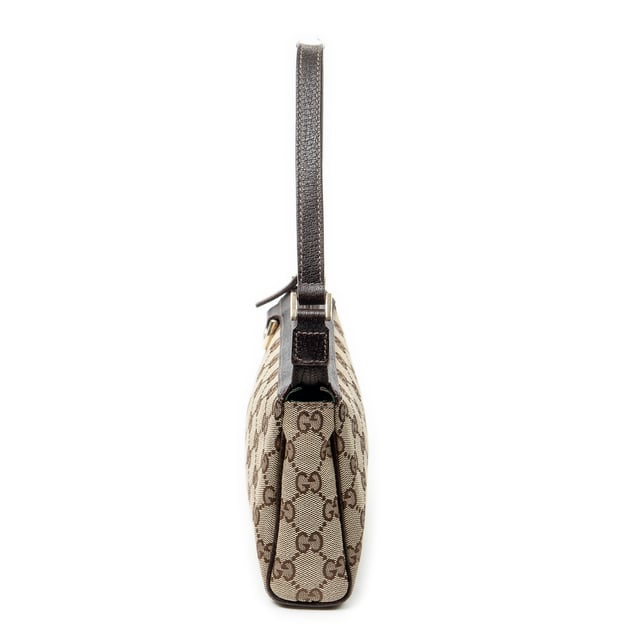 Gucci Bolsos D-Ring Zip Pochette  Bolso de hombro en Beige/Marrón Lienzo y Oro hardware. El producto esta en Excelentes Condiciones (A).
  Dimensiones: 23x11x5 cm 
  Accesorios incluidos: None
  
  BrandCo Paris encuentra artículos raros y en las mejores condiciones a precios increíbles. ¡Vale la pena tener paciencia! Compra con confianza: todos los artículos de BrandCo Paris son seleccionados y autenticados cuidadosamente por nuestro equipo de expertos.
  Todos los artículos vienen con un certificado de autenticidad y un embalaje entregado por BrandCo Paris.
  Tabla de clasificación de la condición del artículo
  N (como nuevo)
  AA (perfecto estado)
  A (excelente estado)
  AB (muy buen estado)
  B (bueno/regular)