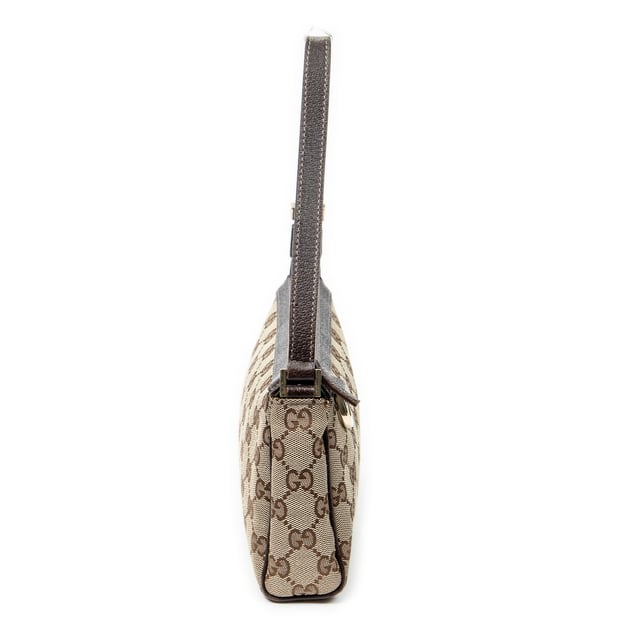 Gucci Bolsos D-Ring Zip Pochette  Bolso de hombro en Beige/Marrón Lienzo y Oro hardware. El producto esta en Excelentes Condiciones (A).
  Dimensiones: 23x11x5 cm 
  Accesorios incluidos: None
  
  BrandCo Paris encuentra artículos raros y en las mejores condiciones a precios increíbles. ¡Vale la pena tener paciencia! Compra con confianza: todos los artículos de BrandCo Paris son seleccionados y autenticados cuidadosamente por nuestro equipo de expertos.
  Todos los artículos vienen con un certificado de autenticidad y un embalaje entregado por BrandCo Paris.
  Tabla de clasificación de la condición del artículo
  N (como nuevo)
  AA (perfecto estado)
  A (excelente estado)
  AB (muy buen estado)
  B (bueno/regular)