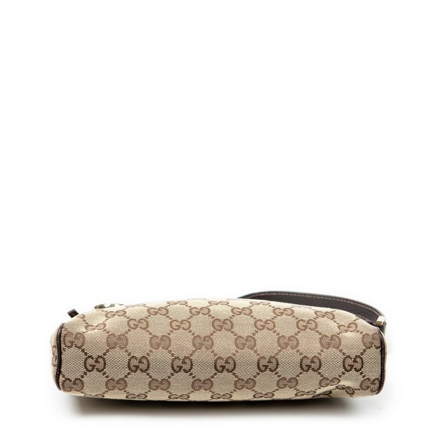 Gucci Bolsos D-Ring Zip Pochette  Bolso de hombro en Beige/Marrón Lienzo y Oro hardware. El producto esta en Excelentes Condiciones (A).
  Dimensiones: 23x11x5 cm 
  Accesorios incluidos: None
  
  BrandCo Paris encuentra artículos raros y en las mejores condiciones a precios increíbles. ¡Vale la pena tener paciencia! Compra con confianza: todos los artículos de BrandCo Paris son seleccionados y autenticados cuidadosamente por nuestro equipo de expertos.
  Todos los artículos vienen con un certificado de autenticidad y un embalaje entregado por BrandCo Paris.
  Tabla de clasificación de la condición del artículo
  N (como nuevo)
  AA (perfecto estado)
  A (excelente estado)
  AB (muy buen estado)
  B (bueno/regular)