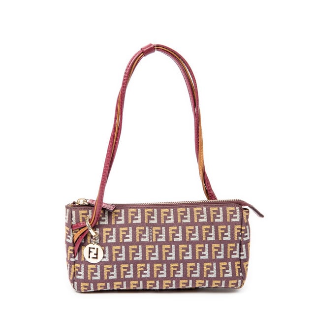 Fendi Bolsos FF Accessory Pouch  Bolso de hombro en Rosa Lienzo y Oro hardware. El producto esta en Excelentes Condiciones (A).
  Dimensiones: 20x10x5.5 cm 
  Accesorios incluidos: None
  Notas de Hardware: Ligeramente descolorido
  BrandCo Paris encuentra artículos raros y en las mejores condiciones a precios increíbles. ¡Vale la pena tener paciencia! Compra con confianza: todos los artículos de BrandCo Paris son seleccionados y autenticados cuidadosamente por nuestro equipo de expertos.
  Todos los artículos vienen con un certificado de autenticidad y un embalaje entregado por BrandCo Paris.
  Tabla de clasificación de la condición del artículo
  N (como nuevo)
  AA (perfecto estado)
  A (excelente estado)
  AB (muy buen estado)
  B (bueno/regular)