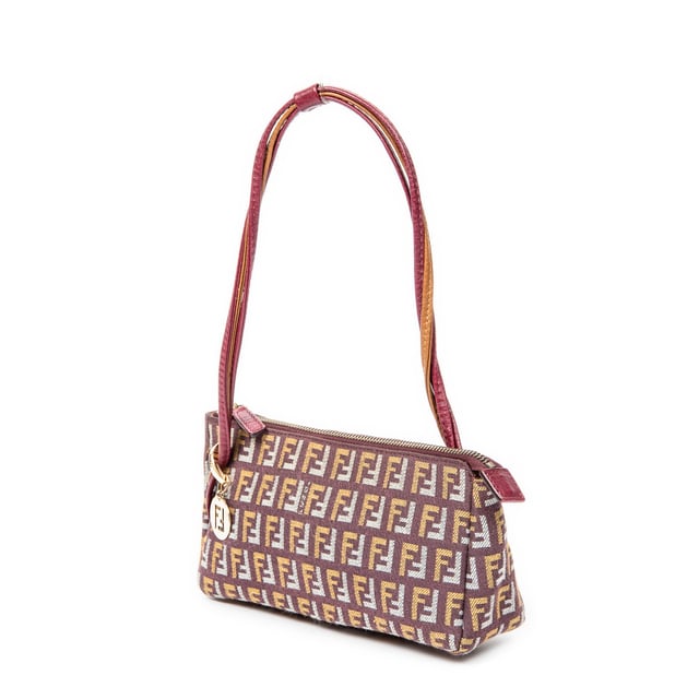 Fendi Bolsos FF Accessory Pouch  Bolso de hombro en Rosa Lienzo y Oro hardware. El producto esta en Excelentes Condiciones (A).
  Dimensiones: 20x10x5.5 cm 
  Accesorios incluidos: None
  Notas de Hardware: Ligeramente descolorido
  BrandCo Paris encuentra artículos raros y en las mejores condiciones a precios increíbles. ¡Vale la pena tener paciencia! Compra con confianza: todos los artículos de BrandCo Paris son seleccionados y autenticados cuidadosamente por nuestro equipo de expertos.
  Todos los artículos vienen con un certificado de autenticidad y un embalaje entregado por BrandCo Paris.
  Tabla de clasificación de la condición del artículo
  N (como nuevo)
  AA (perfecto estado)
  A (excelente estado)
  AB (muy buen estado)
  B (bueno/regular)