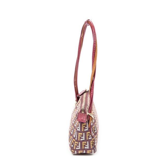 Fendi Bolsos FF Accessory Pouch  Bolso de hombro en Rosa Lienzo y Oro hardware. El producto esta en Excelentes Condiciones (A).
  Dimensiones: 20x10x5.5 cm 
  Accesorios incluidos: None
  Notas de Hardware: Ligeramente descolorido
  BrandCo Paris encuentra artículos raros y en las mejores condiciones a precios increíbles. ¡Vale la pena tener paciencia! Compra con confianza: todos los artículos de BrandCo Paris son seleccionados y autenticados cuidadosamente por nuestro equipo de expertos.
  Todos los artículos vienen con un certificado de autenticidad y un embalaje entregado por BrandCo Paris.
  Tabla de clasificación de la condición del artículo
  N (como nuevo)
  AA (perfecto estado)
  A (excelente estado)
  AB (muy buen estado)
  B (bueno/regular)