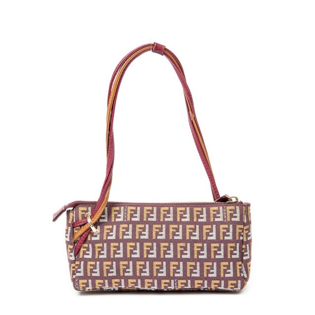 Fendi Bolsos FF Accessory Pouch  Bolso de hombro en Rosa Lienzo y Oro hardware. El producto esta en Excelentes Condiciones (A).
  Dimensiones: 20x10x5.5 cm 
  Accesorios incluidos: None
  Notas de Hardware: Ligeramente descolorido
  BrandCo Paris encuentra artículos raros y en las mejores condiciones a precios increíbles. ¡Vale la pena tener paciencia! Compra con confianza: todos los artículos de BrandCo Paris son seleccionados y autenticados cuidadosamente por nuestro equipo de expertos.
  Todos los artículos vienen con un certificado de autenticidad y un embalaje entregado por BrandCo Paris.
  Tabla de clasificación de la condición del artículo
  N (como nuevo)
  AA (perfecto estado)
  A (excelente estado)
  AB (muy buen estado)
  B (bueno/regular)
