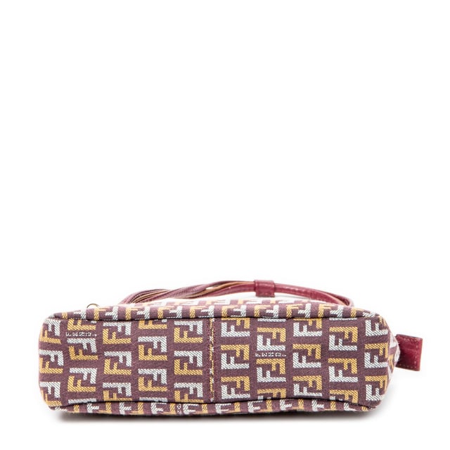Fendi Bolsos FF Accessory Pouch  Bolso de hombro en Rosa Lienzo y Oro hardware. El producto esta en Excelentes Condiciones (A).
  Dimensiones: 20x10x5.5 cm 
  Accesorios incluidos: None
  Notas de Hardware: Ligeramente descolorido
  BrandCo Paris encuentra artículos raros y en las mejores condiciones a precios increíbles. ¡Vale la pena tener paciencia! Compra con confianza: todos los artículos de BrandCo Paris son seleccionados y autenticados cuidadosamente por nuestro equipo de expertos.
  Todos los artículos vienen con un certificado de autenticidad y un embalaje entregado por BrandCo Paris.
  Tabla de clasificación de la condición del artículo
  N (como nuevo)
  AA (perfecto estado)
  A (excelente estado)
  AB (muy buen estado)
  B (bueno/regular)