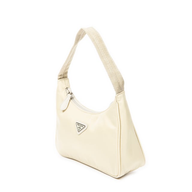 Prada Taschen Vintage Mini Zip Hobo  Umhängetasche und Elfenbein Leinwand und Silber hardware. Das Produkt ist auf in ausgezeichnetem Zustand (A).
  Abmessungen: 21x19x8 cm 
  Zubehör inklusive: Clotchette
  Hinweise zu Riemen/Griff: Leicht abgenutzt
  BrandCo Paris hat seltene Artikel und die besten Konditionen zu unglaublichen Preisen vorgestellt. Geduld lohnt sich! Kaufen Sie mit Vertrauen: Alle Artikel von BrandCo Paris sind von unserem Expertenteam ausgewählt und authentisch.
  Alle Artikel enthalten ein Echtheitszertifikat und wurden von BrandCo Paris übernommen.
  Tabelle zur Klassifizierung des Artikelzustands
  N (wie neu)
  AA (perfekter Zustand)
  A (ausgezeichneter Zustand)
  AB (sehr guter Zustand)
  B (gut/mittelmäßig)