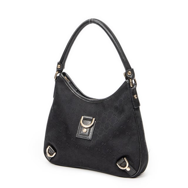 Gucci Bolsos Small Abbey D-Ring Hobo  Bolso de hombro en Negro Lienzo y Oro hardware. El producto esta en Excelentes Condiciones (A).
  Dimensiones: 30x25x4.5 cm 
  Accesorios incluidos: None
  Notas de la correa/asa: Ligeramente descolorido
  BrandCo Paris encuentra artículos raros y en las mejores condiciones a precios increíbles. ¡Vale la pena tener paciencia! Compra con confianza: todos los artículos de BrandCo Paris son seleccionados y autenticados cuidadosamente por nuestro equipo de expertos.
  Todos los artículos vienen con un certificado de autenticidad y un embalaje entregado por BrandCo Paris.
  Tabla de clasificación de la condición del artículo
  N (como nuevo)
  AA (perfecto estado)
  A (excelente estado)
  AB (muy buen estado)
  B (bueno/regular)