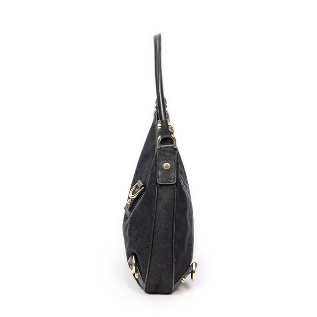 Gucci Bolsos Small Abbey D-Ring Hobo  Bolso de hombro en Negro Lienzo y Oro hardware. El producto esta en Excelentes Condiciones (A).
  Dimensiones: 30x25x4.5 cm 
  Accesorios incluidos: None
  Notas de la correa/asa: Ligeramente descolorido
  BrandCo Paris encuentra artículos raros y en las mejores condiciones a precios increíbles. ¡Vale la pena tener paciencia! Compra con confianza: todos los artículos de BrandCo Paris son seleccionados y autenticados cuidadosamente por nuestro equipo de expertos.
  Todos los artículos vienen con un certificado de autenticidad y un embalaje entregado por BrandCo Paris.
  Tabla de clasificación de la condición del artículo
  N (como nuevo)
  AA (perfecto estado)
  A (excelente estado)
  AB (muy buen estado)
  B (bueno/regular)