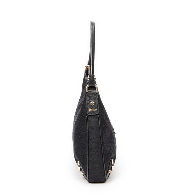 Gucci Bolsos Small Abbey D-Ring Hobo  Bolso de hombro en Negro Lienzo y Oro hardware. El producto esta en Excelentes Condiciones (A).
  Dimensiones: 30x25x4.5 cm 
  Accesorios incluidos: None
  Notas de la correa/asa: Ligeramente descolorido
  BrandCo Paris encuentra artículos raros y en las mejores condiciones a precios increíbles. ¡Vale la pena tener paciencia! Compra con confianza: todos los artículos de BrandCo Paris son seleccionados y autenticados cuidadosamente por nuestro equipo de expertos.
  Todos los artículos vienen con un certificado de autenticidad y un embalaje entregado por BrandCo Paris.
  Tabla de clasificación de la condición del artículo
  N (como nuevo)
  AA (perfecto estado)
  A (excelente estado)
  AB (muy buen estado)
  B (bueno/regular)