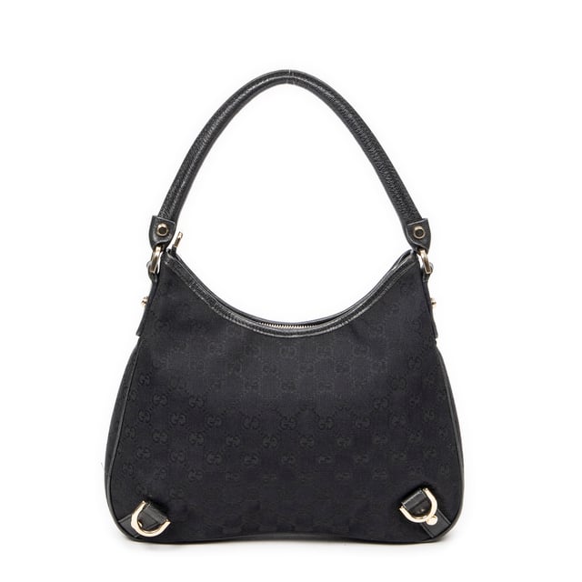 Gucci Bolsos Small Abbey D-Ring Hobo  Bolso de hombro en Negro Lienzo y Oro hardware. El producto esta en Excelentes Condiciones (A).
  Dimensiones: 30x25x4.5 cm 
  Accesorios incluidos: None
  Notas de la correa/asa: Ligeramente descolorido
  BrandCo Paris encuentra artículos raros y en las mejores condiciones a precios increíbles. ¡Vale la pena tener paciencia! Compra con confianza: todos los artículos de BrandCo Paris son seleccionados y autenticados cuidadosamente por nuestro equipo de expertos.
  Todos los artículos vienen con un certificado de autenticidad y un embalaje entregado por BrandCo Paris.
  Tabla de clasificación de la condición del artículo
  N (como nuevo)
  AA (perfecto estado)
  A (excelente estado)
  AB (muy buen estado)
  B (bueno/regular)