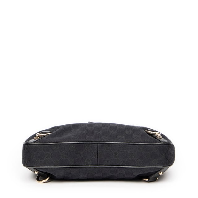 Gucci Bolsos Small Abbey D-Ring Hobo  Bolso de hombro en Negro Lienzo y Oro hardware. El producto esta en Excelentes Condiciones (A).
  Dimensiones: 30x25x4.5 cm 
  Accesorios incluidos: None
  Notas de la correa/asa: Ligeramente descolorido
  BrandCo Paris encuentra artículos raros y en las mejores condiciones a precios increíbles. ¡Vale la pena tener paciencia! Compra con confianza: todos los artículos de BrandCo Paris son seleccionados y autenticados cuidadosamente por nuestro equipo de expertos.
  Todos los artículos vienen con un certificado de autenticidad y un embalaje entregado por BrandCo Paris.
  Tabla de clasificación de la condición del artículo
  N (como nuevo)
  AA (perfecto estado)
  A (excelente estado)
  AB (muy buen estado)
  B (bueno/regular)