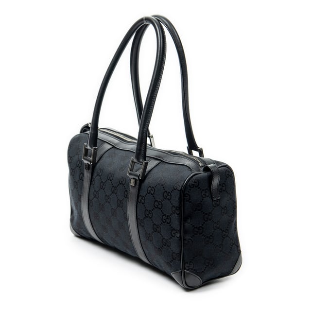 Gucci Bolsos Small Boston  Bolso de hombro en Negro Lienzo y Plata hardware. El producto esta en Excelentes Condiciones (A).
  Dimensiones: 28x17x10 cm 
  Accesorios incluidos: Dustbag
  Notas de Hardware: Cremallera ligeramente descolorida
  BrandCo Paris encuentra artículos raros y en las mejores condiciones a precios increíbles. ¡Vale la pena tener paciencia! Compra con confianza: todos los artículos de BrandCo Paris son seleccionados y autenticados cuidadosamente por nuestro equipo de expertos.
  Todos los artículos vienen con un certificado de autenticidad y un embalaje entregado por BrandCo Paris.
  Tabla de clasificación de la condición del artículo
  N (como nuevo)
  AA (perfecto estado)
  A (excelente estado)
  AB (muy buen estado)
  B (bueno/regular)