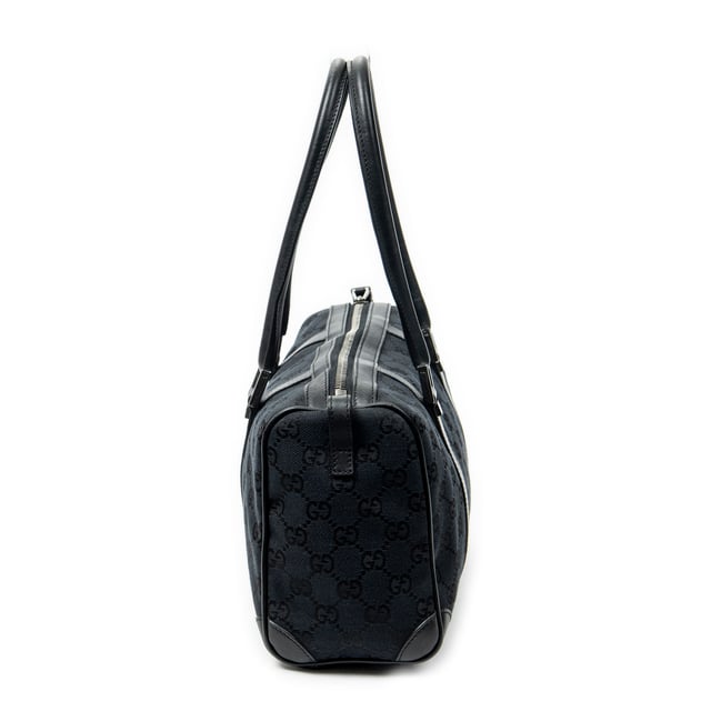 Gucci Bolsos Small Boston  Bolso de hombro en Negro Lienzo y Plata hardware. El producto esta en Excelentes Condiciones (A).
  Dimensiones: 28x17x10 cm 
  Accesorios incluidos: Dustbag
  Notas de Hardware: Cremallera ligeramente descolorida
  BrandCo Paris encuentra artículos raros y en las mejores condiciones a precios increíbles. ¡Vale la pena tener paciencia! Compra con confianza: todos los artículos de BrandCo Paris son seleccionados y autenticados cuidadosamente por nuestro equipo de expertos.
  Todos los artículos vienen con un certificado de autenticidad y un embalaje entregado por BrandCo Paris.
  Tabla de clasificación de la condición del artículo
  N (como nuevo)
  AA (perfecto estado)
  A (excelente estado)
  AB (muy buen estado)
  B (bueno/regular)