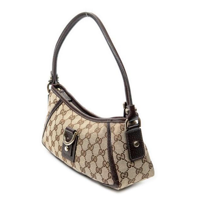 Gucci Bolsos Abbey D-Ring Pochette  Bolso de hombro en Beige/Marrón Lienzo y Oro hardware. El producto esta en Excelentes Condiciones (A).
  Dimensiones: 27x13x8 cm 
  Accesorios incluidos: None
  
  BrandCo Paris encuentra artículos raros y en las mejores condiciones a precios increíbles. ¡Vale la pena tener paciencia! Compra con confianza: todos los artículos de BrandCo Paris son seleccionados y autenticados cuidadosamente por nuestro equipo de expertos.
  Todos los artículos vienen con un certificado de autenticidad y un embalaje entregado por BrandCo Paris.
  Tabla de clasificación de la condición del artículo
  N (como nuevo)
  AA (perfecto estado)
  A (excelente estado)
  AB (muy buen estado)
  B (bueno/regular)