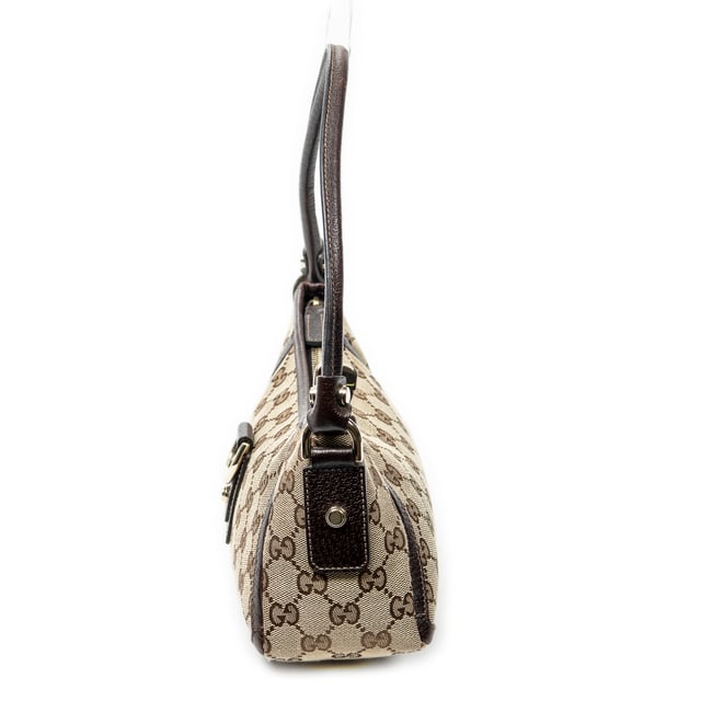 Gucci Bolsos Abbey D-Ring Pochette  Bolso de hombro en Beige/Marrón Lienzo y Oro hardware. El producto esta en Excelentes Condiciones (A).
  Dimensiones: 27x13x8 cm 
  Accesorios incluidos: None
  
  BrandCo Paris encuentra artículos raros y en las mejores condiciones a precios increíbles. ¡Vale la pena tener paciencia! Compra con confianza: todos los artículos de BrandCo Paris son seleccionados y autenticados cuidadosamente por nuestro equipo de expertos.
  Todos los artículos vienen con un certificado de autenticidad y un embalaje entregado por BrandCo Paris.
  Tabla de clasificación de la condición del artículo
  N (como nuevo)
  AA (perfecto estado)
  A (excelente estado)
  AB (muy buen estado)
  B (bueno/regular)
