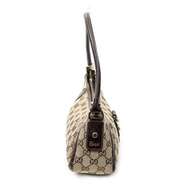 Gucci Bolsos Abbey D-Ring Pochette  Bolso de hombro en Beige/Marrón Lienzo y Oro hardware. El producto esta en Excelentes Condiciones (A).
  Dimensiones: 27x13x8 cm 
  Accesorios incluidos: None
  
  BrandCo Paris encuentra artículos raros y en las mejores condiciones a precios increíbles. ¡Vale la pena tener paciencia! Compra con confianza: todos los artículos de BrandCo Paris son seleccionados y autenticados cuidadosamente por nuestro equipo de expertos.
  Todos los artículos vienen con un certificado de autenticidad y un embalaje entregado por BrandCo Paris.
  Tabla de clasificación de la condición del artículo
  N (como nuevo)
  AA (perfecto estado)
  A (excelente estado)
  AB (muy buen estado)
  B (bueno/regular)