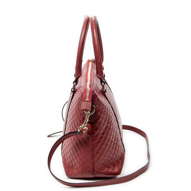 Gucci Tassen Convertible Satchel  Schoudertas in de Rood Kalfsleer in de Goud  hardware. Het product is in In Uitstekende Staat (A).
  Afmetingen: 30x11x21 cm 
  Inclusief accessoires: Strap
  Opmerkingen over de buitenkant: Lichte krassen
Opmerkingen over de hardware: Lichte verkleuring
  BrandCo Paris vindt zeldzame artikelen in de beste staat voor ongelooflijke prijzen. Het is de moeite waard om geduldig te zijn! Koop met vertrouwen: alle artikelen van BrandCo Paris worden zorgvuldig geselecteerd en geverifieerd door ons team van experts.

  Alle artikelen worden geleverd met een certificaat van echtheid en verpakt door BrandCo Paris.

  Classificatietabel voor de conditie van het artikel:

  N (als nieuw)
  AA (perfecte staat)
  A (uitstekende staat)
  AB (zeer goede staat)
  B (goede/redelijke staat)