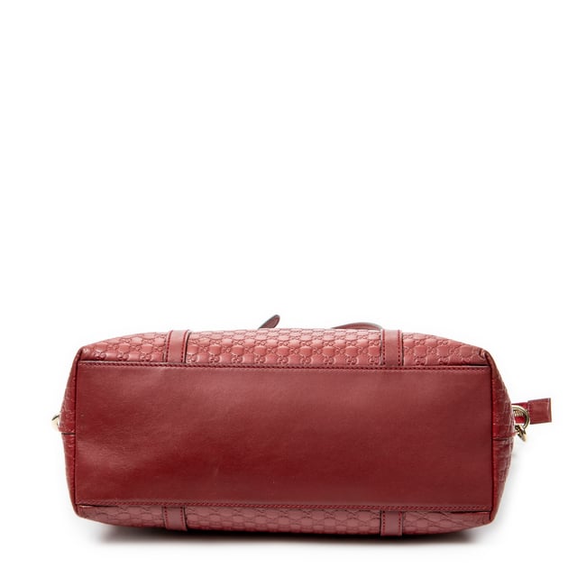 Gucci Tassen Convertible Satchel  Schoudertas in de Rood Kalfsleer in de Goud  hardware. Het product is in In Uitstekende Staat (A).
  Afmetingen: 30x11x21 cm 
  Inclusief accessoires: Strap
  Opmerkingen over de buitenkant: Lichte krassen
Opmerkingen over de hardware: Lichte verkleuring
  BrandCo Paris vindt zeldzame artikelen in de beste staat voor ongelooflijke prijzen. Het is de moeite waard om geduldig te zijn! Koop met vertrouwen: alle artikelen van BrandCo Paris worden zorgvuldig geselecteerd en geverifieerd door ons team van experts.

  Alle artikelen worden geleverd met een certificaat van echtheid en verpakt door BrandCo Paris.

  Classificatietabel voor de conditie van het artikel:

  N (als nieuw)
  AA (perfecte staat)
  A (uitstekende staat)
  AB (zeer goede staat)
  B (goede/redelijke staat)