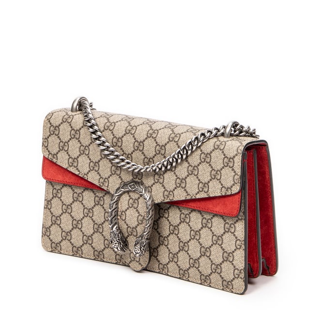 Gucci Bolsos Small Dionysus Chain Crossbody  Bolso de hombro en Beige/Rojo Lona recubierta y Plata hardware. El producto esta en Excelentes Condiciones (A).
  Dimensiones: 27.5x16x5 cm 
  Accesorios incluidos: None
  Notas de Interior: Forro ligeramente desgastado
  BrandCo Paris encuentra artículos raros y en las mejores condiciones a precios increíbles. ¡Vale la pena tener paciencia! Compra con confianza: todos los artículos de BrandCo Paris son seleccionados y autenticados cuidadosamente por nuestro equipo de expertos.
  Todos los artículos vienen con un certificado de autenticidad y un embalaje entregado por BrandCo Paris.
  Tabla de clasificación de la condición del artículo
  N (como nuevo)
  AA (perfecto estado)
  A (excelente estado)
  AB (muy buen estado)
  B (bueno/regular)