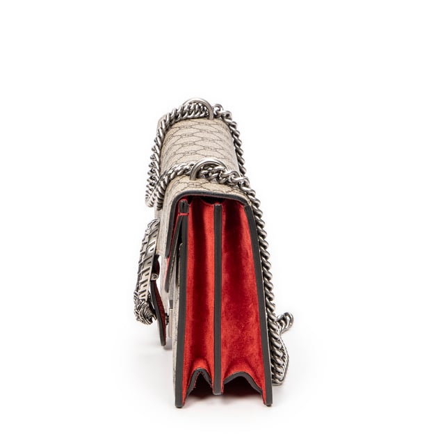 Gucci Bolsos Small Dionysus Chain Crossbody  Bolso de hombro en Beige/Rojo Lona recubierta y Plata hardware. El producto esta en Excelentes Condiciones (A).
  Dimensiones: 27.5x16x5 cm 
  Accesorios incluidos: None
  Notas de Interior: Forro ligeramente desgastado
  BrandCo Paris encuentra artículos raros y en las mejores condiciones a precios increíbles. ¡Vale la pena tener paciencia! Compra con confianza: todos los artículos de BrandCo Paris son seleccionados y autenticados cuidadosamente por nuestro equipo de expertos.
  Todos los artículos vienen con un certificado de autenticidad y un embalaje entregado por BrandCo Paris.
  Tabla de clasificación de la condición del artículo
  N (como nuevo)
  AA (perfecto estado)
  A (excelente estado)
  AB (muy buen estado)
  B (bueno/regular)