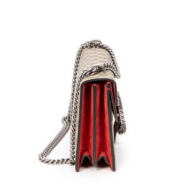 Gucci Bolsos Small Dionysus Chain Crossbody  Bolso de hombro en Beige/Rojo Lona recubierta y Plata hardware. El producto esta en Excelentes Condiciones (A).
  Dimensiones: 27.5x16x5 cm 
  Accesorios incluidos: None
  Notas de Interior: Forro ligeramente desgastado
  BrandCo Paris encuentra artículos raros y en las mejores condiciones a precios increíbles. ¡Vale la pena tener paciencia! Compra con confianza: todos los artículos de BrandCo Paris son seleccionados y autenticados cuidadosamente por nuestro equipo de expertos.
  Todos los artículos vienen con un certificado de autenticidad y un embalaje entregado por BrandCo Paris.
  Tabla de clasificación de la condición del artículo
  N (como nuevo)
  AA (perfecto estado)
  A (excelente estado)
  AB (muy buen estado)
  B (bueno/regular)